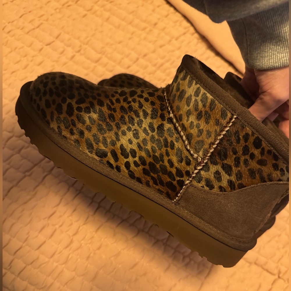 UGG Women’s Ultra Mini Caspian Calf Hair Boots Cheetah Size 9 - Picture 3 of 6